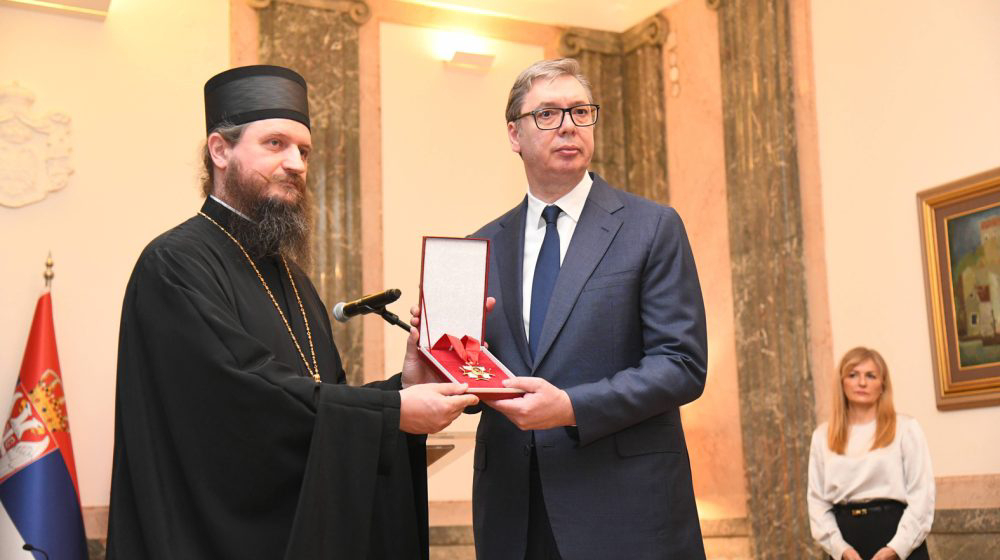 mr Danijela Petković: Novomučenik AV i pendrek u mantiji Džomić